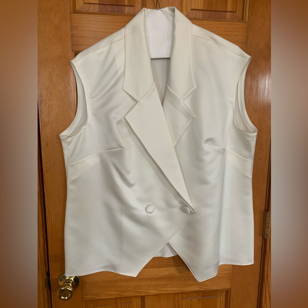 Women’s 22W white silk vest.